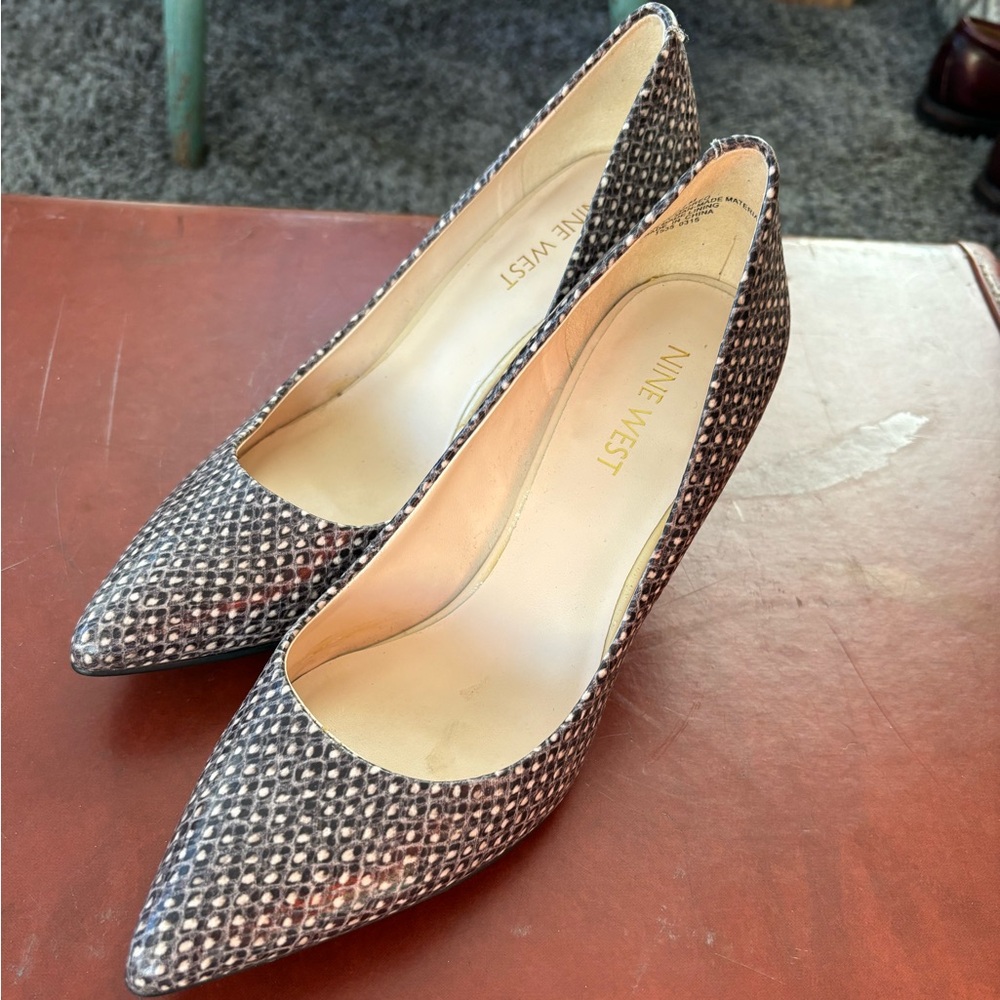 nine west pumps 5.5 patent printed snakeskin